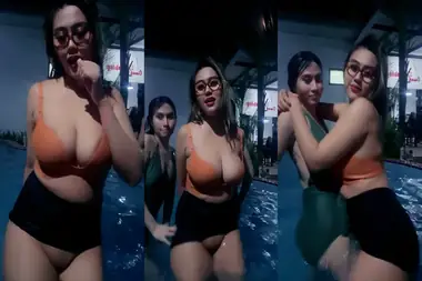 Miya Dan Sahabat Asyik Basah Basahan Di Kolam poster